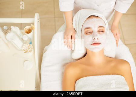 Masque de beauté sur le visage d'une femme dans le spa beauté. Banque D'Images