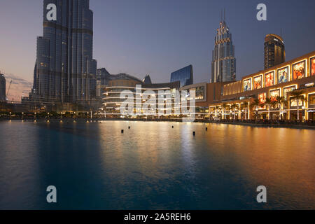 Fontaines en face du Burj Khalifa, Dubai, Émirats Arabes Unis Banque D'Images