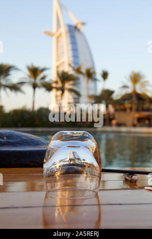 Hôtel Burj Al Arab reflétée dans un verre, Emirats Arabes Unis Banque D'Images
