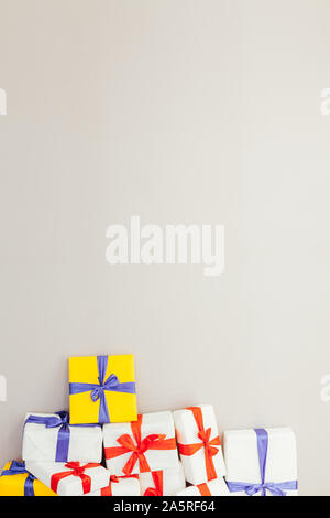 Anniversaire sur un fond gris holliday Banque D'Images