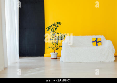 Canapé blanc dans l'intérieur de la pièce avec un fond jaune Banque D'Images