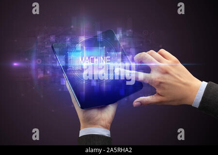 Businessman holding a smartphone pliable avec inscription de la machine, la nouvelle technologie concept