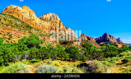 La sentinelle et le pont de la montagne vue Pa'rus Trail comme il suit le long et au-dessus de la sinueuse rivière vierge dans le parc national de Zion dans l'Utah, Banque D'Images