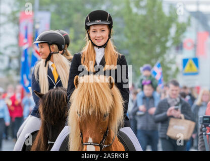 Les filles de l'adolescence à cheval au cours de la célébration de la journée de l'indépendance, Reykjavik, Islande Banque D'Images