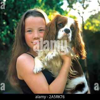 Les jeunes islandais fille avec son chien, un King Charles Spaniel, Islande Banque D'Images