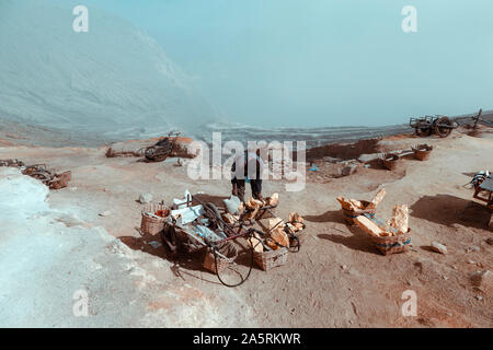 L'exploitation de l'homme au soufre Kawah Ijen Volcano Banque D'Images