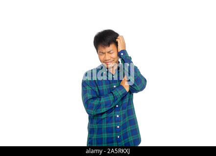 L'homme asiatique en chemise à carreaux bleu est se gratte la tête à cause de maux de tête. Banque D'Images