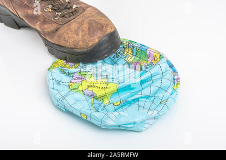 Ancien soufflet sur un globe dégonflé sur une surface neutre. Pour Terre plate, les boucles d'oreilles plates, les théories du complot, les preuves de la Terre plate, la pseudoscience, le monde Banque D'Images