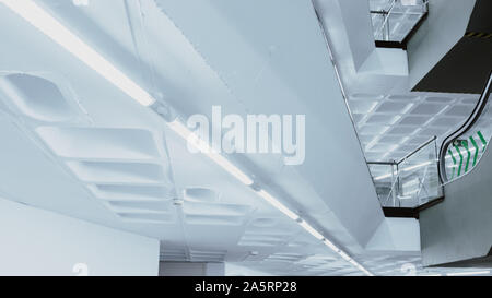 Toit blanc d'un parking immeuble Banque D'Images