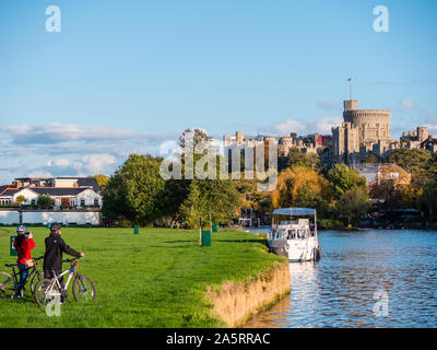 Cyclistes sur la Thames Path, l'Brocas, Tamise, le château de Windsor, Windsor, Berkshire, Angleterre, RU, FR. Banque D'Images