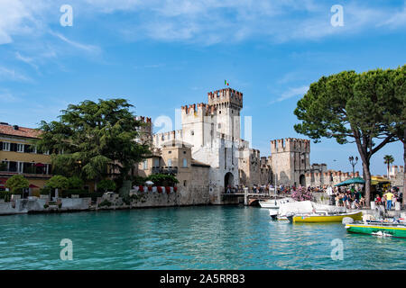 La pittoresque ville de Sirmione sur le lac de Garde Banque D'Images