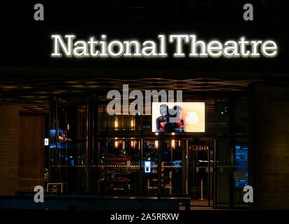 Entrée du Théâtre National la nuit, South Bank, Londres, Angleterre, Royaume-Uni Banque D'Images