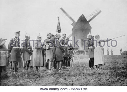 WW1 le Kaiser Guillaume II, dans le domaine de diriger ses généraux, vintage photographie de 1914 Banque D'Images