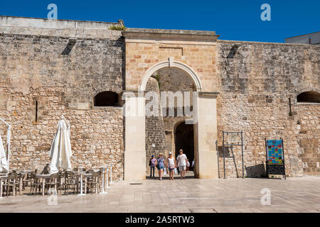 Entrée de la vieille ville à Alfonsina Gate dans Otranto, Pouilles (Puglia) dans le sud de l'Italie Banque D'Images