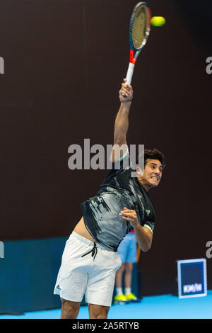 St Jakobshalle, Bâle, Suisse. 22 octobre, 2019. Tennis ATP World Tour, Swiss Indoors ; Christian Garin (CHI) sert la balle contre Reilly Opelka (USA) - usage éditorial : Action Crédit Plus Sport/Alamy Live News Banque D'Images