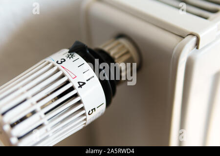 Soupape thermostatique du radiateur de type nombre trois icône (position intermédiaire), Symbole pour économiser de l'argent à des frais de chauffage ou la température moyenne, gros plan Banque D'Images