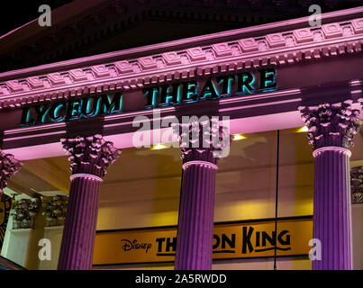 Lyceum Theatre éclairés la nuit avec le Roi Lion encore de bannière, Wellington Street, London, England, UK Banque D'Images