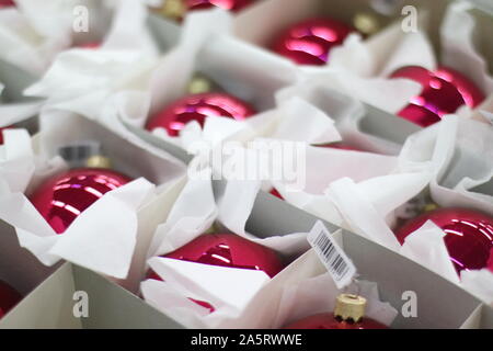 Décorations de Noël boules rouges dans du papier fort pour noël et nouvel an arrière-plan. Vacances Vente banner Banque D'Images