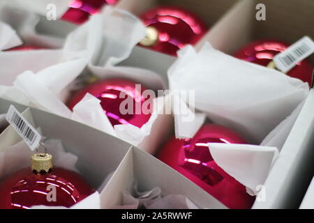 Décorations de Noël boules rouges dans du papier fort pour noël et nouvel an arrière-plan. Maison de vacances à la vente Banque D'Images