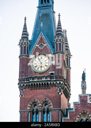 L'architecture gothique victorienne ornée spire, l'horloge de la gare de St Pancras, London, England, UK Banque D'Images