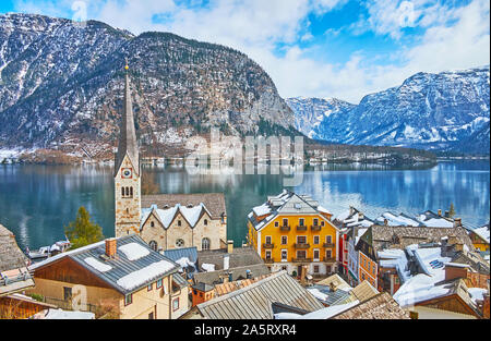 La vue sur la vieille ville historique avec le logement, l'église paroissiale évangélique et les eaux claires du lac de Hallstatt, Hallstattersee, Salzkammergut, Banque D'Images