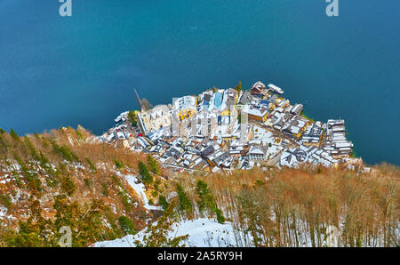 La vue sur la plate-forme d'observation de Hallstatt, surplombant la ville, lac et montagnes des Alpes Hallstattersee autour, Salzkammergut, Ausria Banque D'Images