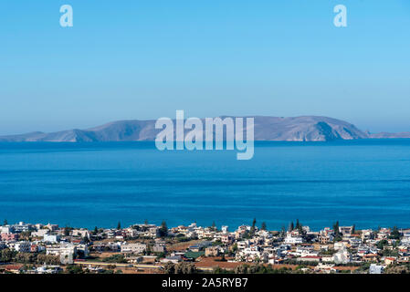 Gouves, Heraklion, Crete, Grèce. Octobre 2019. Un aperçu de la ville de Gouves vers l'île de Dia juste de la côte et dans la mer de Crète. Banque D'Images