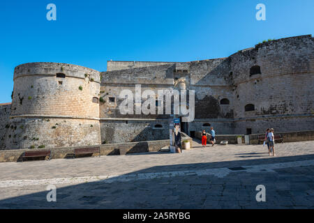 Entrée au château Aragonais dans la vieille ville d'Otrante, Puglia (Pouilles) dans le sud de l'Italie Banque D'Images
