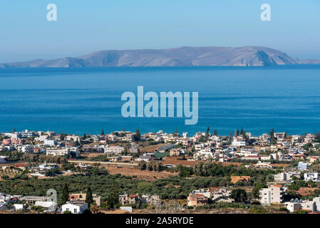 Gouves, Heraklion, Crete, Grèce. Octobre 2019. Un aperçu de la ville de Gouves vers l'île de Dia juste de la côte et dans la mer de Crète. Banque D'Images