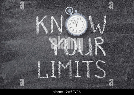 Connaissez vos limites expression écrite sur tableau avec vintage chronomètre précis Banque D'Images