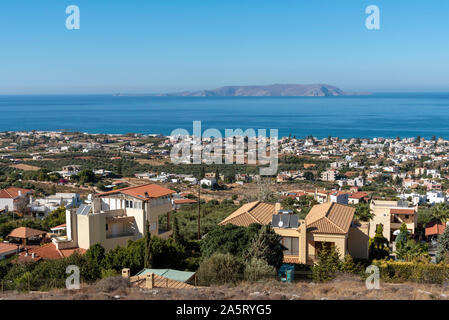 Gouves, Heraklion, Crete, Grèce. Octobre 2019. Un aperçu de la ville de Gouves vers l'île de Dia juste de la côte et dans la mer de Crète. Banque D'Images