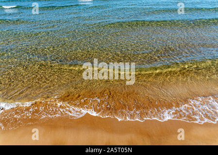 Gournes, Héraklion, Crète, Grèce. Octobre 2019. Mer colorés avec des vagues se brisant sur la plage à Ambrosia Gournes. Banque D'Images