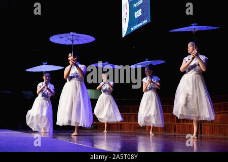 Sydney, Australie. 22 octobre, 2019. Les étudiants obtiennent au cours de la langue chinoise de Sydney 2019 spectaculaire en Sydney, Australie, le 22 octobre 2019. Plus de 500 étudiants de plus de 30 écoles locales ont montré leurs compétences en langue chinoise à la Sydney Langue chinoise spectaculaire. Credit : Zhu Jingyun Business/Xinhua/Alamy Live News Banque D'Images