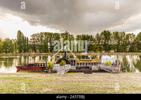 Orléans, France, 10 Octobre 2019 : la roue à aubes bateau sur Orelans quay le long de la Loire, au cours de la soirée. Banque D'Images