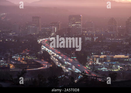 L'aube matin voir des navetteurs sur l'autoroute Ventura 134, près de Los Angeles, au centre-ville de Laval, Québec. Banque D'Images