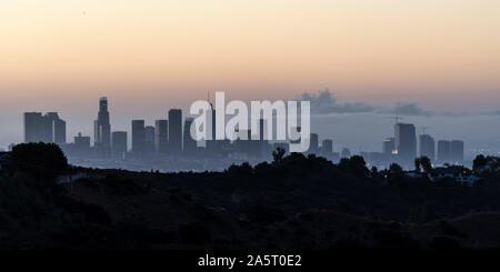 Crépuscule vue panoramique de tours du centre-ville de Los Angeles et de la crête de la colline près de Griffith Park populaires dans la ville pittoresque de Californie du Sud. Banque D'Images