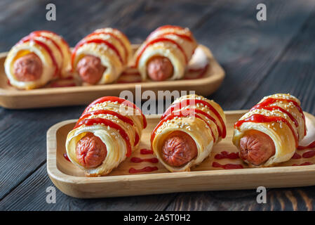 Rouleaux de saucisses sur le plateau en bois : Vue de dessus Banque D'Images