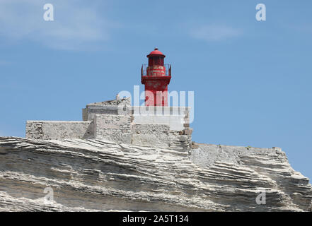 Petit phare rouge près de la ville de Bonifacio en Corse France sur les rochers Banque D'Images