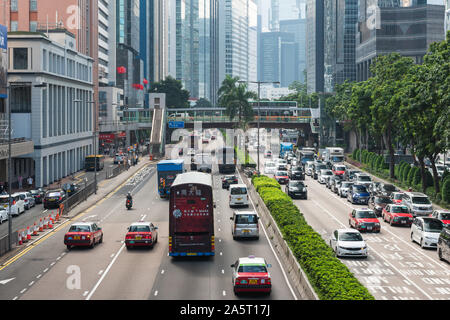 Tramway à double étage sur rue animée du centre de Hong Kong. Les tramways à double étage est le plus abordable et pratique du système de transport à Hong Kong. Banque D'Images