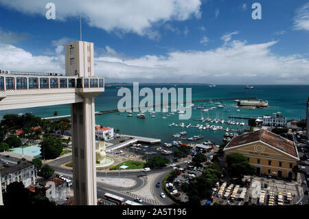 Elevador Lacerda e Baia de Todos os Santos, Salvador, Bahia, Brésil Banque D'Images