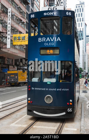 Tramway à double étage sur rue animée du centre de Hong Kong. Les tramways à double étage est le plus abordable et pratique du système de transport à Hong Kong. Banque D'Images