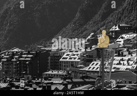 Une photo en noir et blanc du Parlement Sculptures donnant sur édifices urbains, à Andorre-la-Vieille. Banque D'Images
