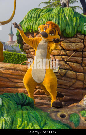 Une photo de quelqu'un habillé comme Timon, à partir de la Le Roi Lion film, à Disneyland Paris. Banque D'Images