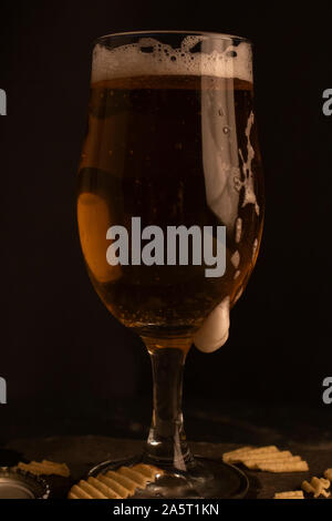 Bière froide avec la mousse de verre. Banque D'Images