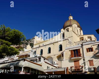 Dôme de l'Église de Saint Marie de l'Assomption, Santa Maria Assunta, s'élevant au-dessus de la ville et le restaurant la Cambusa, Positano, Italie. Banque D'Images