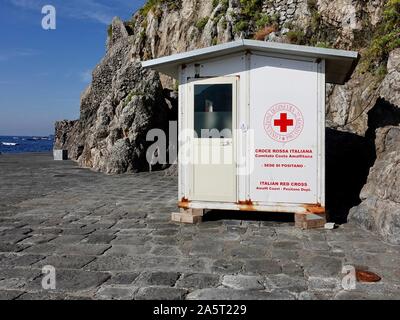 Croce Rossa Italiana, Croix-Rouge italienne, hutte au bord de la côte méditerranéenne d'Amalfi à Positano, Italie. Banque D'Images