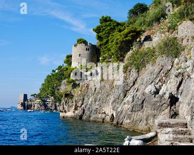 En regardant la côte méditerranéenne amalfitaine de Positano, en Italie, y compris l'ancienne tour Trasita, Torre Trasita, maintenant une propriété de location de vacances. Banque D'Images