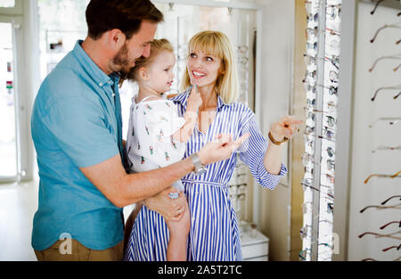 Le choix de famille heureuse en optique lunettes store. Banque D'Images