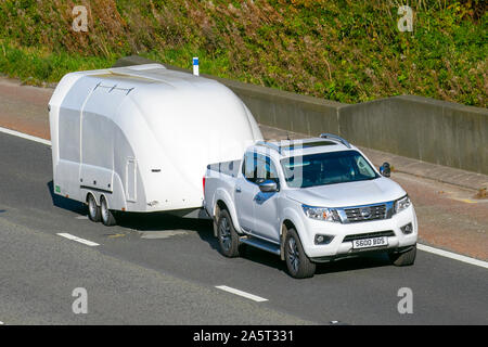 2016 Nissan Navara DCI Tekna Remorque Auto ECO camping ; UK le trafic de véhicules, transports, voitures, moderne, vers le sud sur la voie 3 de l'autoroute M6. Banque D'Images