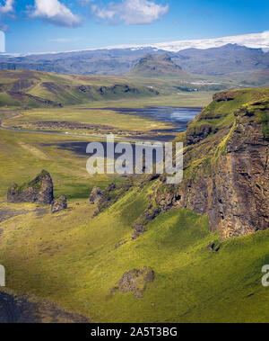 Paysage verdoyant magnifique vu de Dyrhólaey, Islande Banque D'Images